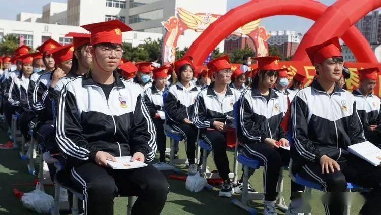 洪紫千荣登《华人英才》封面人物 绽放新时代青年力量
